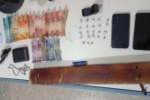 Pol&iacute;cia Militar prende dois suspeitos e apreende um adolescente por tr&aacute;fico de drogas