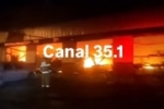 ARIQUEMES: URGENTE: Inc&ecirc;ndio de grandes propor&ccedil;&otilde;es consome lojas no Setor Industrial essa madrugada &ndash; V&Iacute;DEOS