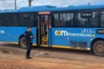 URGENTE: Criminosos colocam fogo em ônibus no Orgulho do Madeira em Porto Velho – Oito elementos com mascaras de palhaço  – Vídeo