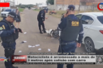 Motociclista é arremessada a mais de 3 metros após colisão com carro – Vídeo