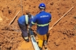 Obras danificam tubulação de grande porte e vazamento afeta abastecimento de água em Ariquemes