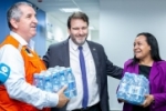 Alero entrega 12 mil litros de água para famílias do Baixo Madeira afetadas pela cheia