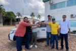 Deputado Coronel Chrisóstomo percorre municípios do Cone Sul e entrega caminhonete em Cabixi