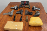 Oito armas, grande quantidade de munições e drogas foram apreendidas na casa onde ocorreu tiroteio que matou criminosos