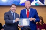 Presidente da Assembleia Legislativa Alex Redano, entrega medalha do Mérito Legislativo a Nelson Willians em reconhecimento à sua contribuição para Rondônia