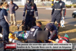 Três pessoas são socorridas após colisão entre motonetas em semáforo – Vídeo