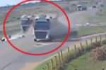 ASSISTA VÍDEOS: carretas graneleiras da mesma empresa se envolvem em acidente na BR 364, entrando em cidade próxima a Vilhena