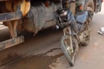 Motociclista &eacute; socorrido em estado grave ap&oacute;s bater em caminh&atilde;o na AV Cana&atilde; no setor industrial em Ariquemes &ndash; V&iacute;deo