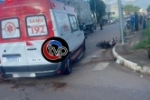 Mulher tem perna dilacerada em acidente envolvendo moto e caminh&atilde;o