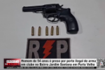 Homem de 54 anos &eacute; preso por porte ilegal de arma em clube no Bairro Jardim Santana em Porto Velho &ndash; V&iacute;deo