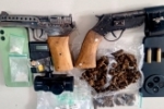 Pol&iacute;cia Militar apreende entorpecentes, armas e conduz suspeito durante opera&ccedil;&atilde;o