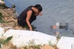 M&atilde;e se desespera ao ver o corpo do filho desovado em igarap&eacute;