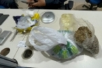 Den&uacute;ncia sobre crian&ccedil;a abandonada leva PM a im&oacute;vel com drogas e pistola na capital