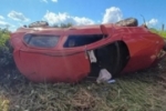 Carro capota na BR&ndash;429 ap&oacute;s colis&atilde;o com animal na pista: ocupantes s&atilde;o resgatados por populares