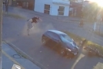 ESCAPOU POR MILAGRE! Motociclista que avan&ccedil;ou cruzamento s&oacute; quebrou o tornozelo em Cacoal &ndash; V&Iacute;DEO