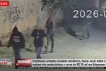 Criminosos armados invadem resid&ecirc;ncia, fazem casal ref&eacute;m e roubam tr&ecirc;s motocicletas e cerca de R$ 20 mil em esp&eacute;cie &ndash; V&Iacute;DEO