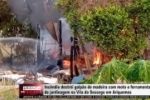 Inc&ecirc;ndio destr&oacute;i galp&atilde;o de madeira com moto e ferramentas de jardinagem na Vila do Sossego em Ariquemes &ndash; V&Iacute;DEO