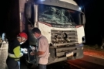 Caminh&atilde;o&ndash;ba&uacute; bate na traseira de outro caminh&atilde;o na BR&ndash;364 e deixa danos materiais