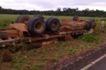 RIO CRESPO: Caminhão toreiro tomba e motorista fica preso a ferragens por mais de quatro horas na entrada do município