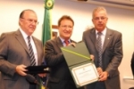 BRASÍLIA: Moreira entrega Prêmio Mérito Agropecuário a Evaristo de Miranda e InpEV