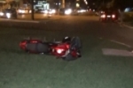 ARIQUEMES: Motociclista fica ferido após colidir com rotatória na Av. Tancredo Neves