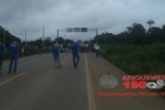 Manifestantes trancam a BR–364 na entrada de Candeias do Jamari