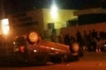 PORTO VELHO: Motorista capota ao bater em carro estacionado em frente a UPA