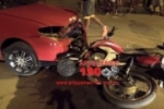 ARIQUEMES: Motociclista é socorrido por populares após colisão com carro no Setor 09