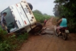 JARU: Caminhão tanque cai de ponte no distrito de Tarilândia