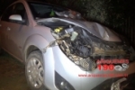 ARIQUEMES: Carro tem frente destruída após colidir com árvore no Setor 04