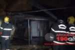 ARIQUEMES: Incêndio em casa de madeira abandonada é combatido pelo Corpo de Bombeiros