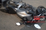 ARIQUEMES: Carro colide em traseira de moto na rotatória da Av. Tancredo com Guaporé