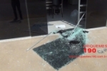 ARIQUEMES: Elementos quebram porta de vidro e furtam escritório próximo a Praça da Vitória