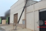 ARIQUEMES: Caminhão quebra poste ao dar ré e deixa empresas sem energia no Setor Industrial