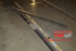 ARIQUEMES: Pedaços de madeira no meio da Avenida causa acidente e vítima sofre fratura