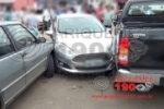 ARIQUEMES: Senhora perde controle da direção de carro e atingi outros dois veículos no estacionamento da feira