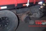 ARIQUEMES: Roda de caminhão solta e deixa veículo atravessado no meio da BR–364