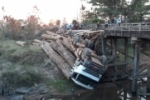 JARU: Caminhão carregado de tora cai em ponte no interior do distrito de Tarilândia