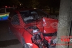  ARIQUEMES: Carro colide violentamente com poste em frente à Praça da Vitória