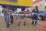 ARIQUEMES: Motociclista tem tornozelo lesionado após colidir em traseira de carro na Avenida Tancredo Neves