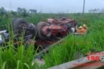 ARIQUEMES: Caminhão Baú fica destruído após capotar na BR–364 – Condutor sofre escoriações