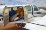 Piloto que transportava 500 kg de cocaína pousou após tiro de advertência – veja vídeo