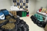 A Polícia Civil desmantelou um laboratório de drogas que operava discretamente dentro de um quarto de hotel