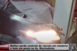 Mulher perde controle de veículo em rotatória e bate em poste na Av. Machadinho – Vídeo