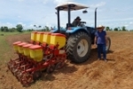 SEMAIC atende produtor rural com gradagem de área para o plantio de milho para silagem